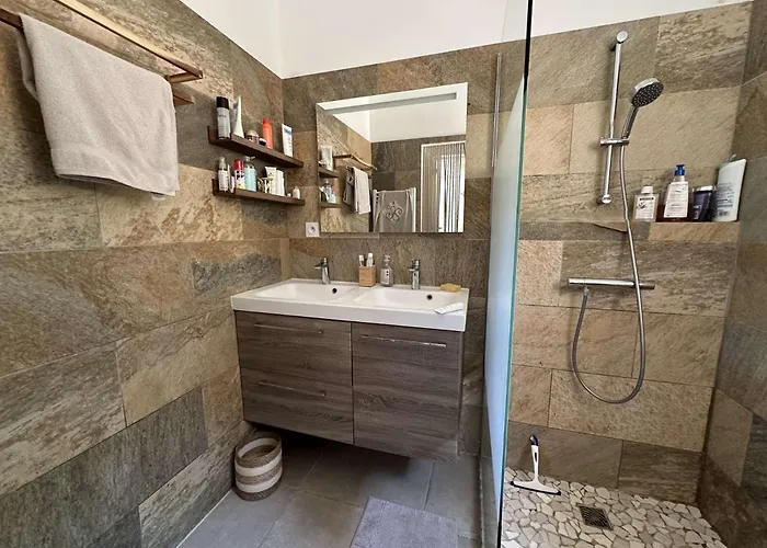 Mazet Olbia Climatise Pour 4 Personnes, Avec Piscine Collective A La Londe-les-maures